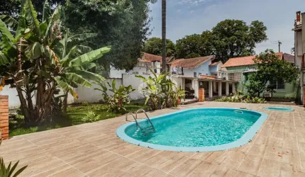 Casa 3 quartos (SUÍTE), vaga de garagem para 3 carros, 2 churrasqueiras e PISCINA