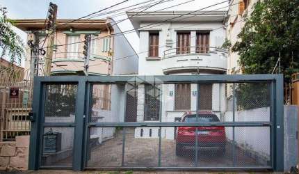 Casa de 4 dormitórios, 2 vagas de garagem, no bairro Rio Branco, em Porto Alegre/RS.