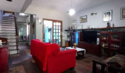 Casa com 3 dormitórios, 2 vagas, no bairro São João, em Porto Alegre/RS.