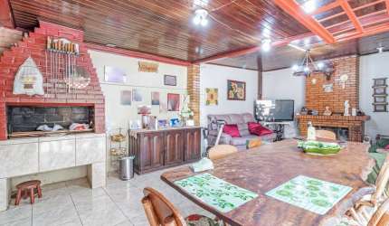 A venda casa, 5 dormitórios, 2 vagas de garagem, no bairro São João, em Porto Alegre/RS.