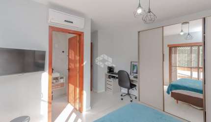 Crédito Real vende CASA, 4 quartos ( 2 suítes), 2 vagas de garagem, no bairro Menino Deus, em Porto Alegre/RS.