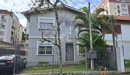 Casa de 3 dormitórios à venda no Bairro Passo da Areia em Porto Alegre/RS