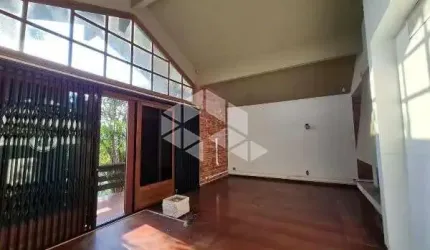 Casa com 3 quartos e 323m² à venda no Menino Deus, Porto Alegre.