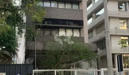 Box coberto e escriturado à venda em prédio comercial no bairro Moinhos de Vento em Porto Alegre.