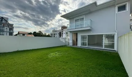 Casa de 3 dormitórios, sendo 3 suítes, 2 vagas de garagem no bairro Morro das Pedras em Florianópolis/SC.