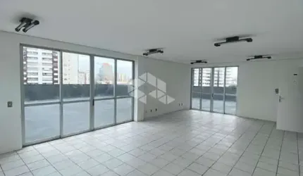 Sala comercial com terraço e vista privilegiada com área de 270,20 m² no bairro Estreito em Florianópolis/SC.
