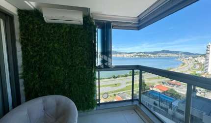 Apartamento com vista para o mar SEMIMOBILIADO com 3 dormitórios, sendo 3 suítes, 3 vagas de garagem, hobby box no bairro Estreito em Florianópolis/SC