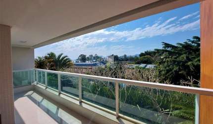 Apartamento com 3 suítes, 2 vagas de garagem na Beiramar em Florianópolis/SC.