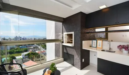 Apartamento MOBILIADO com 3 dormitórios, sendo 3 suítes, 3 vagas de garagem no bairro Estreito em Florianópolis/SC.