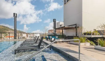 Apartamento com 2 dormitórios e sendo 2 suítes, 1 vaga de garagem no bairro Centro em Florianópolis/ SC.