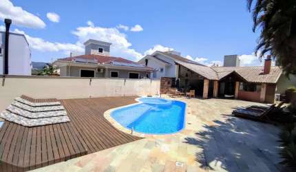 Casa residencial semimobiliada com vista para o mar, com 4 dormitórios, sendo 2 suítes, 4 vagas de garagem no bairro João Paulo em Florianópolis/SC.