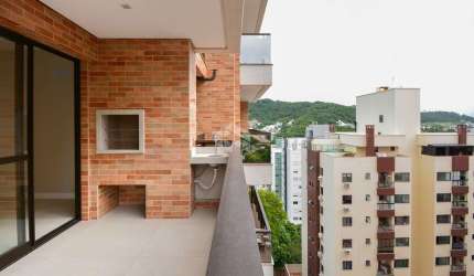 Apartamento semimobiliado com 3 dormitórios sendo 1 suíte, 2 vagas de garagem no bairro Itacorubi em Florianópolis/SC.