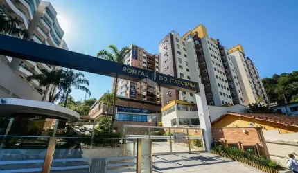 Apartamento semimobiliado com 4 dormitórios sendo 1 suíte, 2 vagas de garagem no bairro Itacorubi em Florianópolis/SC.