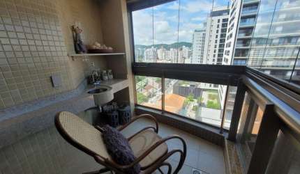Apartamento com vista para o mar mobiliado de 3 dormitórios, sendo 1 suíte, 2 vagas de garagem no Centro de Florianópolis/SC.
