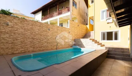 Casa semimobiliada com 4 dormitórios/quartos e sendo 1 suíte A Venda - Jardim Atlântico SC