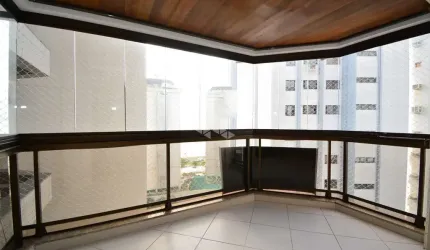 Apartamento com 3 quartos, sendo 1 suíte, 2 vagas de garagem no bairro Agronômica em Florianópolis/SC