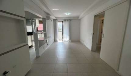 APARTAMENTO COM 2 QUARTOS, SENDO 1 SUÍTE, 2 VAGAS DE GARAGEM NO CENTRO DE FLORIANÓPOLIS/SC.