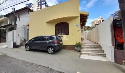 CASA COM 4 QUARTOS 1 VAGA DE GARAGEM NO CENTRO DE FLORIANÓPOLIS/SC