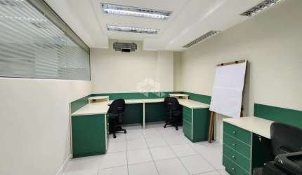 SALA COMERCIAL AMPLA DE 91 m² PRIVATIVOS NO CENTRO DE FLORIANÓPOLIS/SC