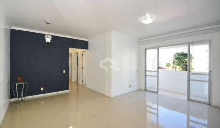 APARTAMENTO SEMIMOBILIADO COM 3 QUARTOS SENDO 1 SUÍTE NO CENTRO DE FLORIANÓPOLIS/SC