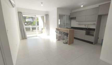 Apartamento semimobiliado com vista para o mar,  2 dormitórios, sendo 1 suíte, 1 vaga de garagem no bairro Saco Grande em Florianópolis/SC.