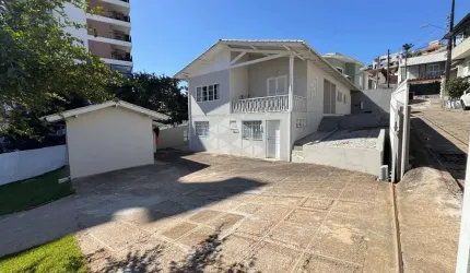 CASA ESPAÇOSA COM 6 QUARTOS ESTILO REPÚBLICA NO BAIRRO CARVOEIRA EM FLORIANÓPOLIS/SC