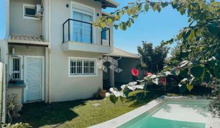 CASA COM 3 QUARTOS SENDO 1 SUÍTE E 2 VAGAS DE GARAGEM NO BAIRRO CAMPECHE EM FLORIANÓPOLIS/SC