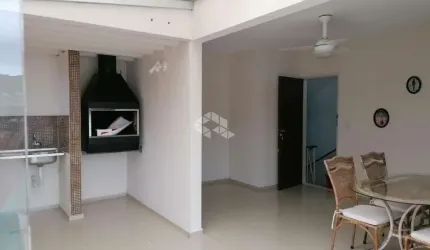 COBERTURA AMPLA COM 3 QUARTOS E LOCALIZAÇÃO PRIVILEGIADA NA CARVOEIRA FLORIANÓPOLIS/SC