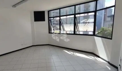 SALA COMERCIAL NO CENTRO DE FLORIANÓPOLIS COM 1 VAGA DE GARAGEM E EXCELENTE LOCALIZAÇÃO