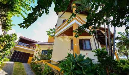 CASA ESPAÇOSA COM 5 QUARTOS SENDO 2 SUITES E VISTA PARA O MAR EM COQUEIROS FLORIANÓPOLIS/SC