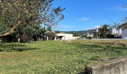 TERRENO AMPLO COM 720 m² EM LOCALIZAÇÃO PRIVILEGIADA NA TRINDADE FLORIANÓPOLIS/SC
