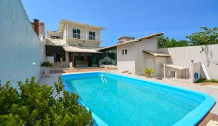 CASA ALTO PADRÃO COM 4 QUARTOS 2 SUÍTES 4 VAGAS E PISCINA EM CAPOEIRAS FLORIANÓPOLIS