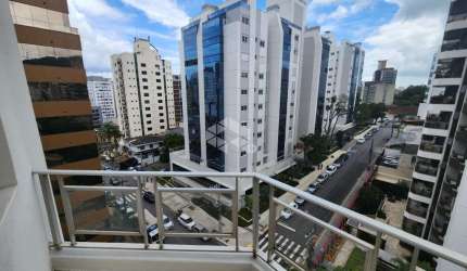 APARTAMENTO SEMIMOBILIADO COM 3 QUARTOS SENDO 1 SUÍTE 1 VAGA DE GARAGEM E VISTA PANORÂMICA NO CENTRO DE FLORIANÓPOLIS