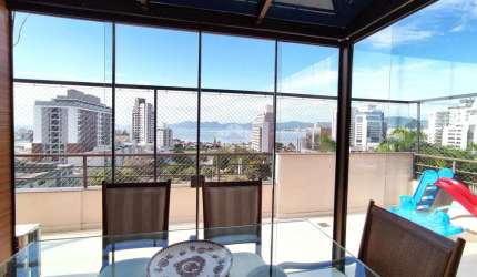 COBERTURA COM 3 QUARTOS SENDO 1 SUÍTE VISTA MAR E TERRAÇO NO CANTO EM FLORIANÓPOLIS
