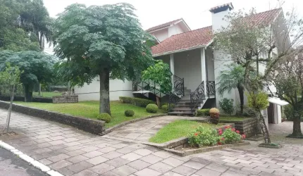 Casa de esquina em amplo terreno