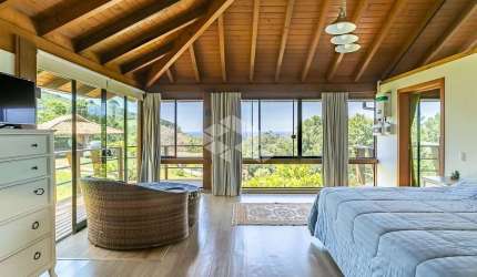 Casa de alto padrão em um condomínio de quatro casas com  04 dormitórios,sendo 03 suítes no morro da Praia da Ferrugem  , com vista espetacular.