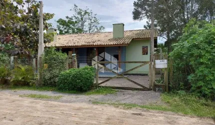 Casa à venda, em Garopaba, com pé na areia na praia da  Ferrugem.