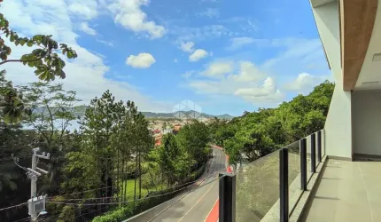 Casa de alto padrão com 4 suítes e vista panorâmica para o mar em Garopaba