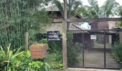 Casa com 1 dormitório, 1 vaga coberta, com 98,55 m² privativos em terreno de 490 m², na Praia da Barra Garopaba SC
