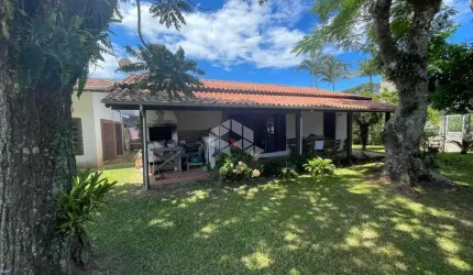 Casa à venda no centro de Garopaba, com 4 quartos em terreno de 492,50 m², 3 vagas de garagem
