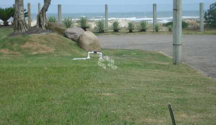 Terreno 600m² privativos, beira mar, em condomínio fechado em Torres