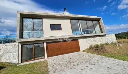 Casa 3 suítes no Condomínio Laken em Gramado