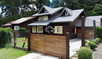 Casa charmosa 3 dormitórios, cerca de 150m², garagem e pátio, em Gramado