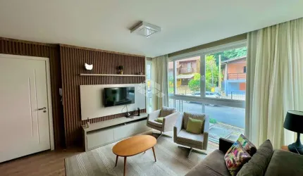 Apartamento 02 suítes, 147m² privativos, no Centro de Gramado, 2 vagas de garagem.