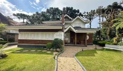 Casa 4 dormitórios, 259m², 2 vagas, no Planalto, bairro nobre de Gramado