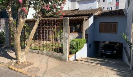 Excelente Casa 03 dormitórios para vender no Centro em Gravataí. Excelente ponto para comércio.