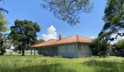 Casa a venda no bairro Florida em Guaíba. 5 dormitórios, 5 banheiros, sala de tv e sala de visitas. Sala de jantar e cozinha integrados.