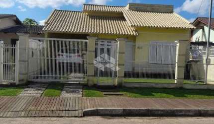 Casa à venda com 2 dormitórios, 1 vagas garagem, cozinha, estar/jantar, sótão e pátio amplo