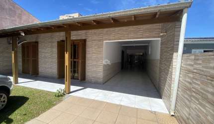 Casa à venda no bairro Florida em Guaíba, 181m2,  2 dormitórios, sala, sala de jantar e cozinha integrados, lavanderia e banheiro. conterreno 440m