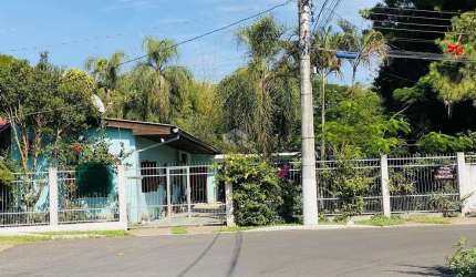 Casa à venda,  bairro Alegria, Guaíba.3 dormitórios, 3 banheiros, cozinha, salas, salas de jantar, 2 vagas cobertas, amplo jardim.